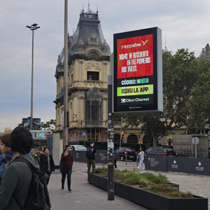 Zwei seitliche Straßenlaternenmasten, Outdoor-Videoplayer, digitale LED-Anzeige