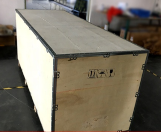 Sperrholzkiste und Kartonkiste