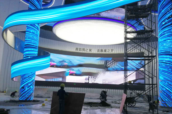 Kreative LED-Bildschirme mit flexiblem Frontservice P2.5 für den Innenbereich im Bildungsbüro von China